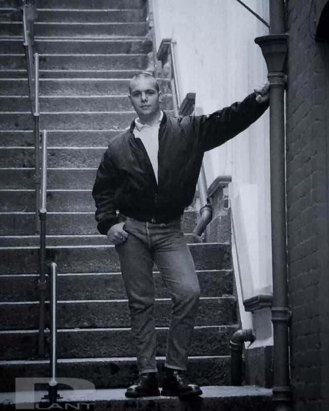 Skinhead-on-steps-in-alley
