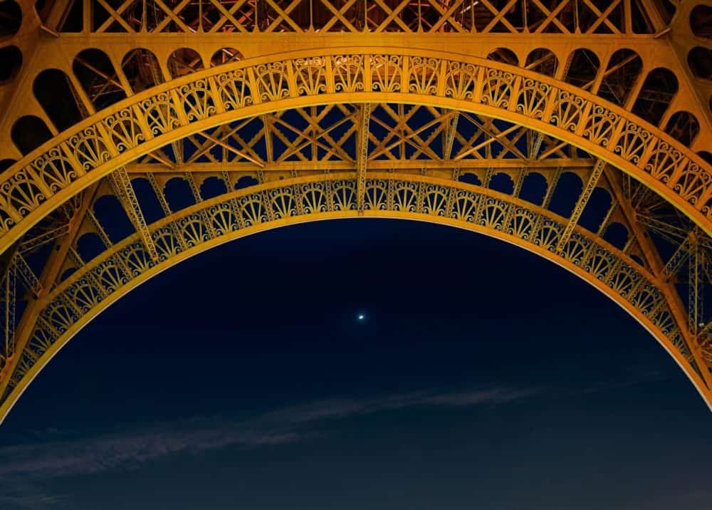 Nocturnal-Paris-Eiffel-Starlight