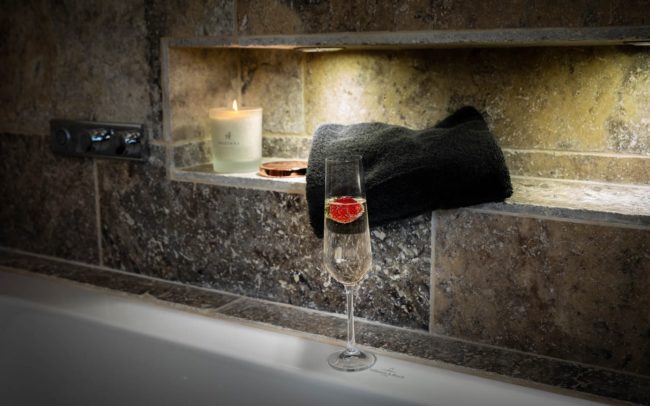 Luxury-hotel-photographer-bathroom-champagne
